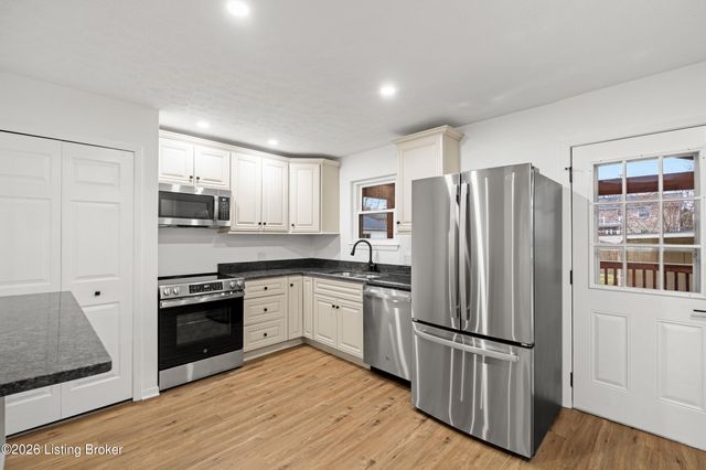 373 Circle Dr, Shepherdsville, KY 40165