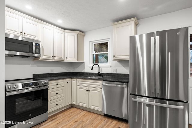 373 Circle Dr, Shepherdsville, KY 40165