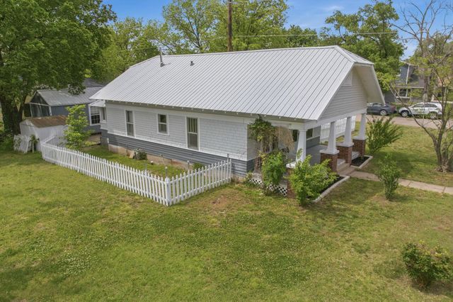203 S Arthur St, El Dorado, KS 67042