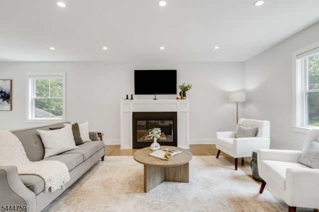18 University Ave, Chatham Boro, NJ 07928