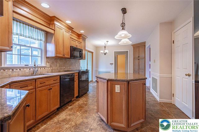 4652 Oakwood Lane, Lower Nazareth Twp, PA 18064