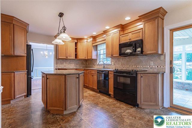 4652 Oakwood Lane, Lower Nazareth Twp, PA 18064