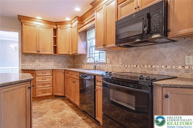 4652 Oakwood Lane, Lower Nazareth Twp, PA 18064