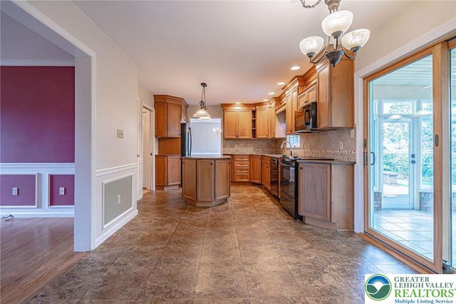 4652 Oakwood Lane, Lower Nazareth Twp, PA 18064