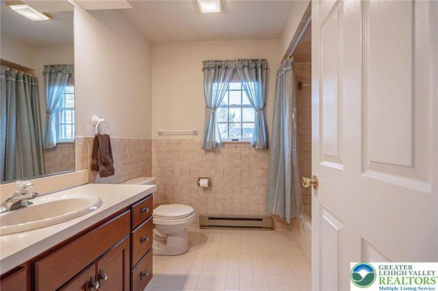 4652 Oakwood Lane, Lower Nazareth Twp, PA 18064