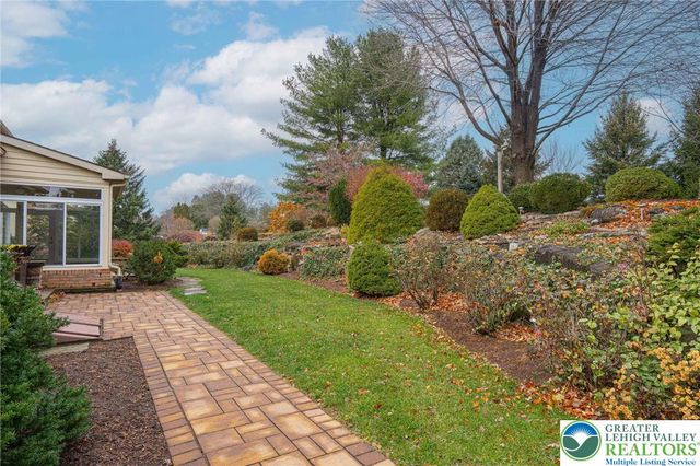 4652 Oakwood Lane, Lower Nazareth Twp, PA 18064