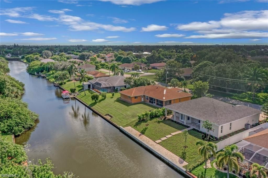 Image 4 of property listing at 37 SE 23rd AVE, Cape Coral, FL 33990