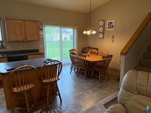 1102 E Perry Ln Lane, Harrisburg, SD 57032