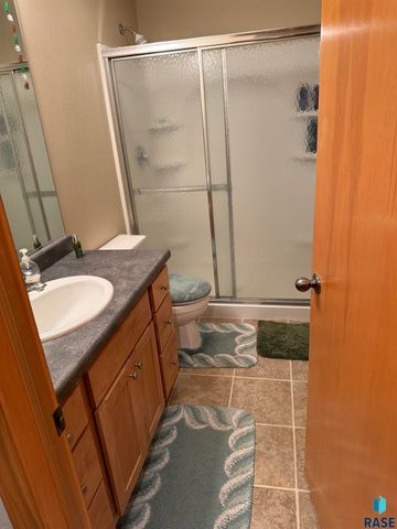1102 E Perry Ln Lane, Harrisburg, SD 57032