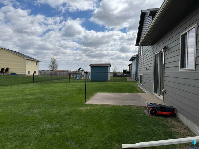 1102 E Perry Ln Lane, Harrisburg, SD 57032