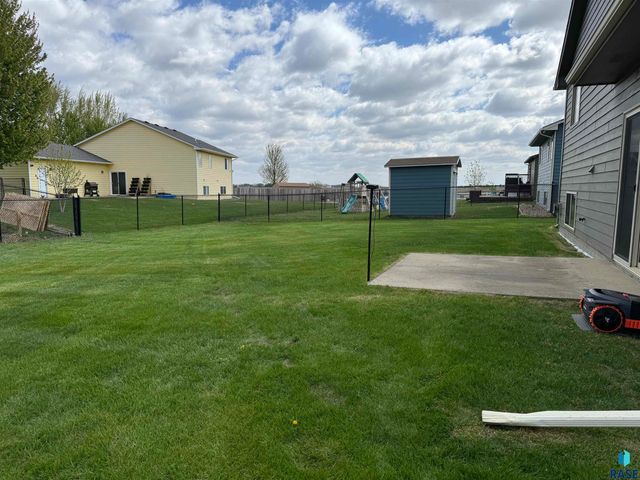 1102 E Perry Ln Lane, Harrisburg, SD 57032
