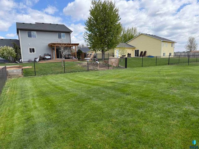 1102 E Perry Ln Lane, Harrisburg, SD 57032