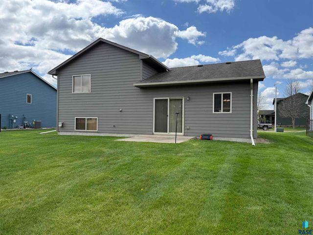 1102 E Perry Ln Lane, Harrisburg, SD 57032