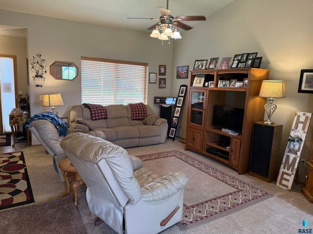 1102 E Perry Ln Lane, Harrisburg, SD 57032