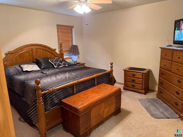 1102 E Perry Ln Lane, Harrisburg, SD 57032