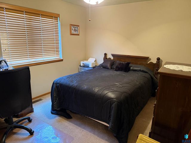 1102 E Perry Ln Lane, Harrisburg, SD 57032
