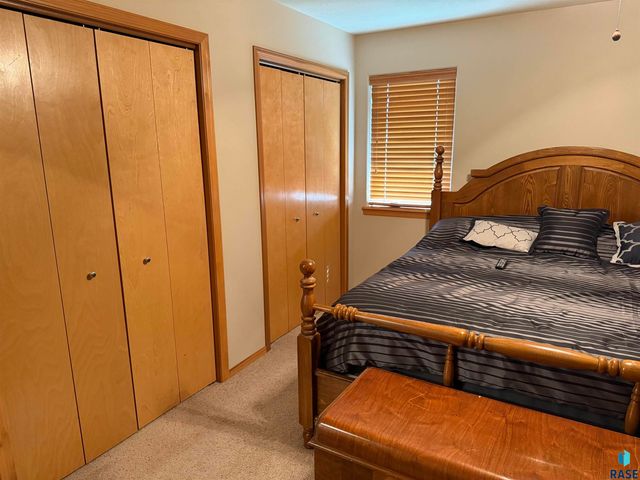 1102 E Perry Ln Lane, Harrisburg, SD 57032