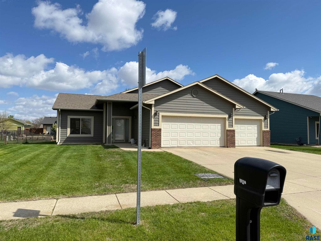 1102 E Perry Ln Lane, Harrisburg, SD 57032