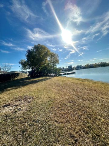 2726 Avenue D, San Leon, TX 77539