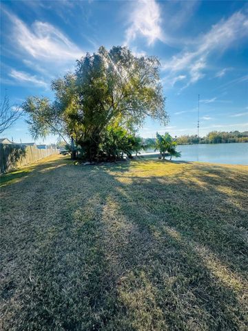 2726 Avenue D, San Leon, TX 77539