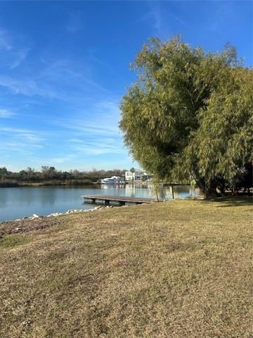 2726 Avenue D, San Leon, TX 77539