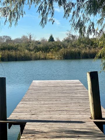 2726 Avenue D, San Leon, TX 77539