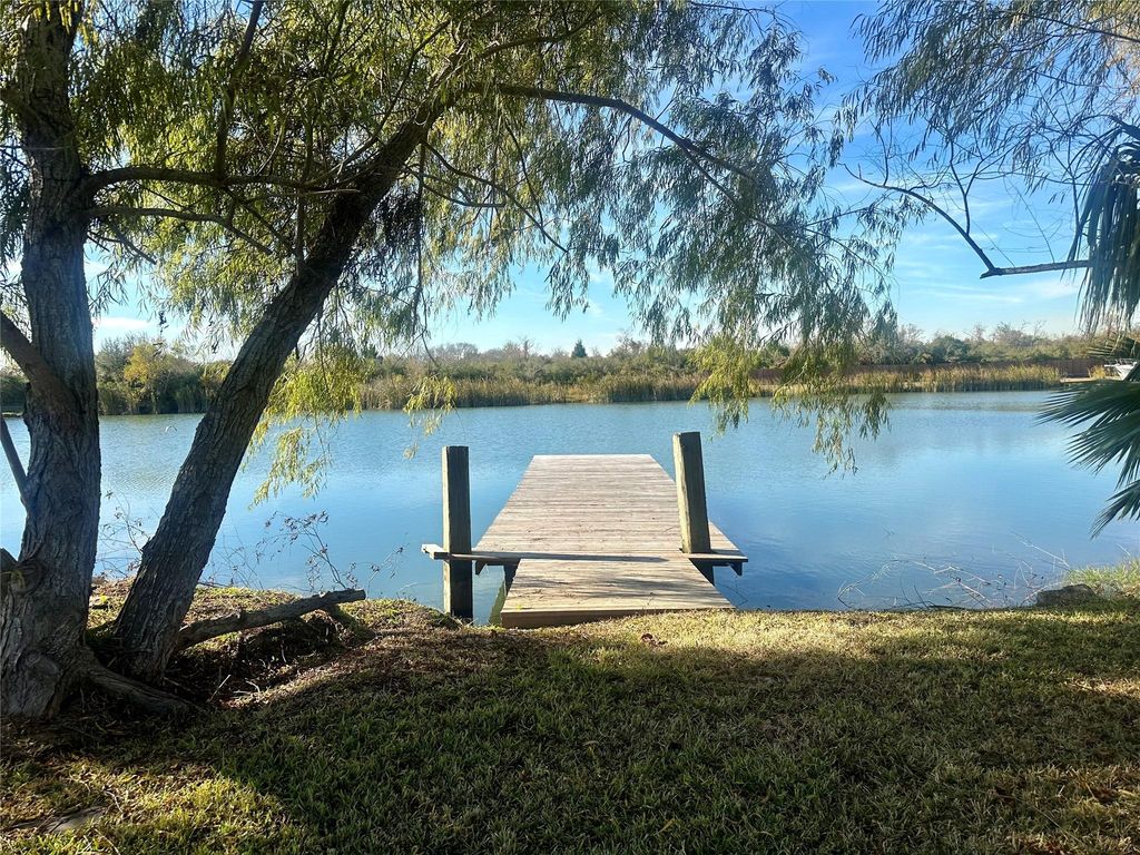 2726 Avenue D, San Leon, TX 77539