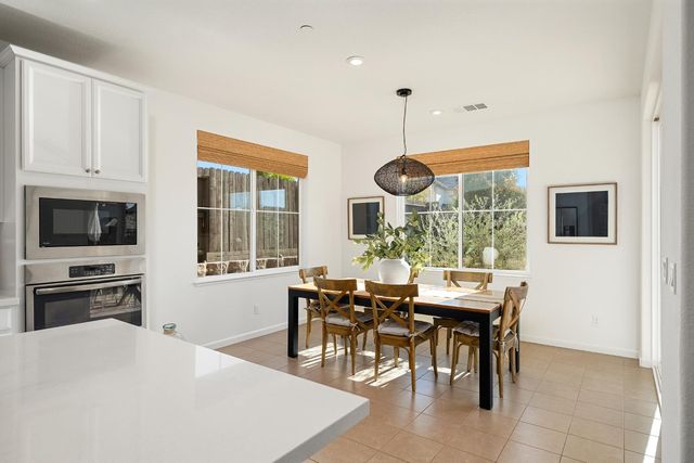 800 Lazy Creek Dr, Rocklin, CA 95765