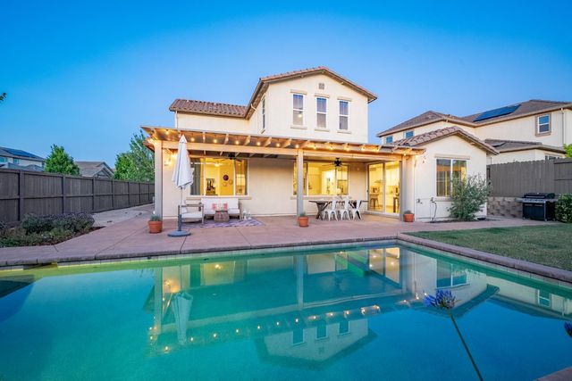 800 Lazy Creek Dr, Rocklin, CA 95765