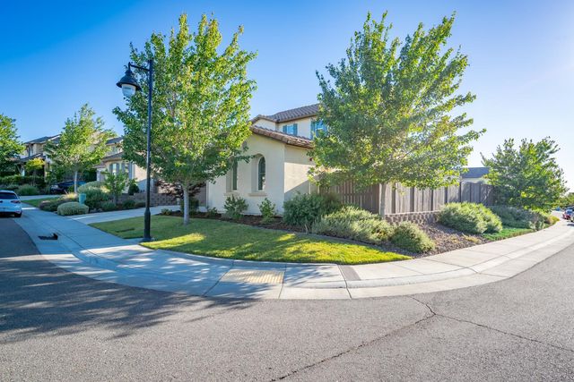 800 Lazy Creek Dr, Rocklin, CA 95765
