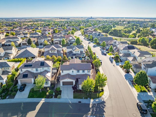 800 Lazy Creek Dr, Rocklin, CA 95765
