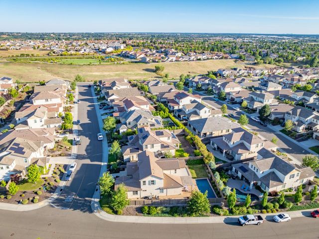 800 Lazy Creek Dr, Rocklin, CA 95765