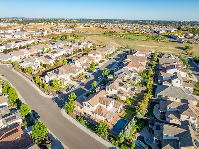 800 Lazy Creek Dr, Rocklin, CA 95765
