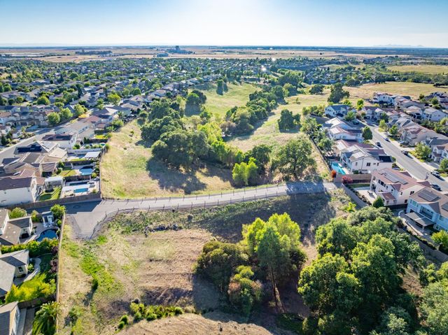 800 Lazy Creek Dr, Rocklin, CA 95765