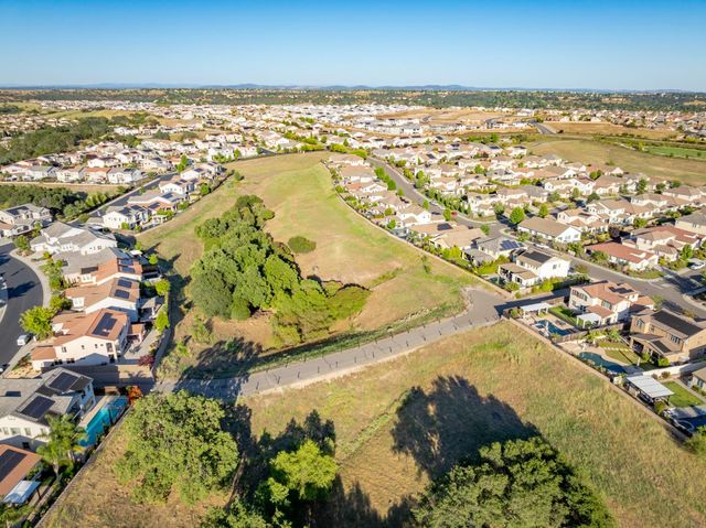 800 Lazy Creek Dr, Rocklin, CA 95765