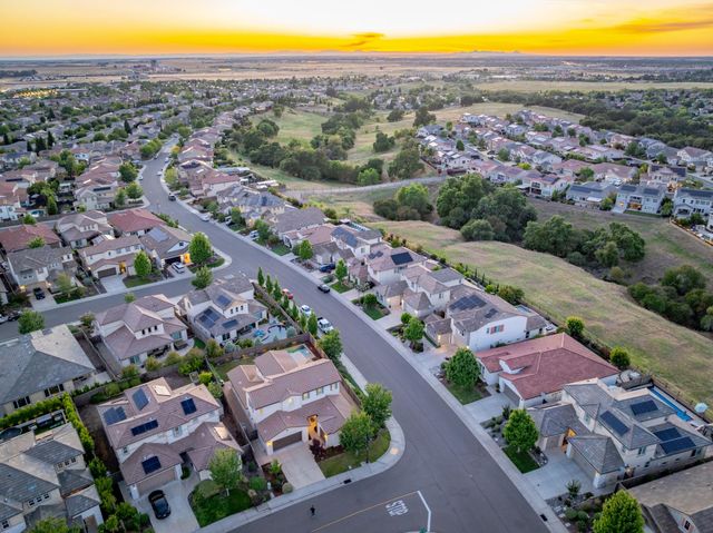 800 Lazy Creek Dr, Rocklin, CA 95765