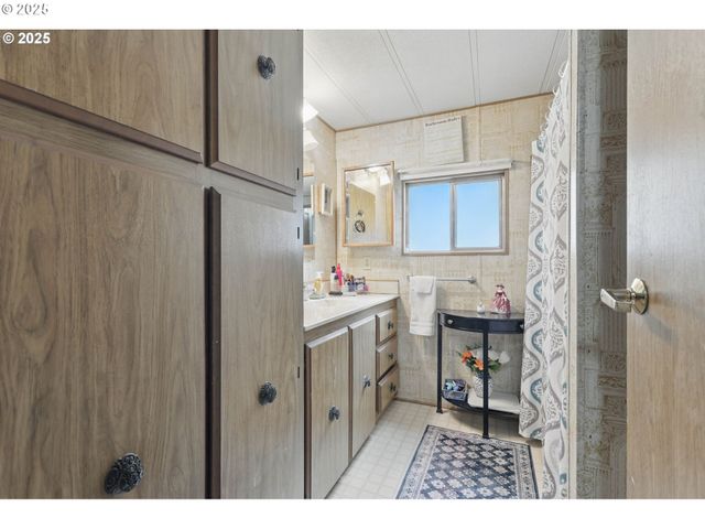 21100 Ne SANDY Blvd 52, Fairview, OR 97024