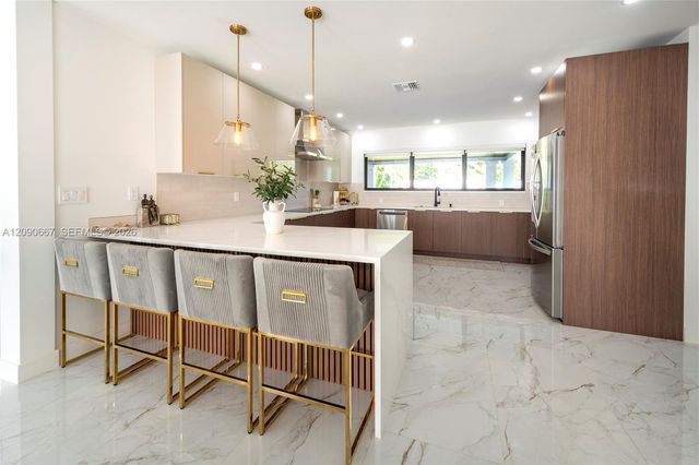 20 N Hibiscus Court, Plantation, FL 33317