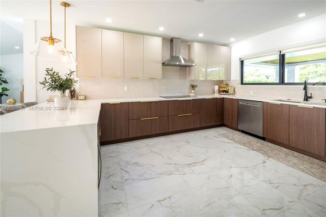 20 N Hibiscus Court, Plantation, FL 33317