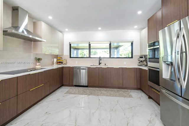 20 N Hibiscus Court, Plantation, FL 33317