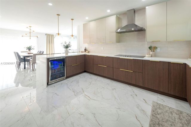 20 N Hibiscus Court, Plantation, FL 33317
