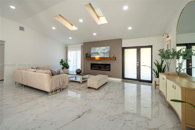 20 N Hibiscus Court, Plantation, FL 33317