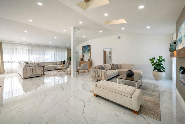 20 N Hibiscus Court, Plantation, FL 33317