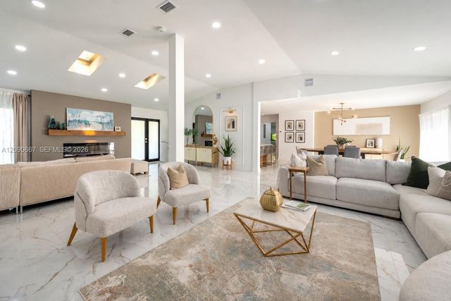 20 N Hibiscus Court, Plantation, FL 33317