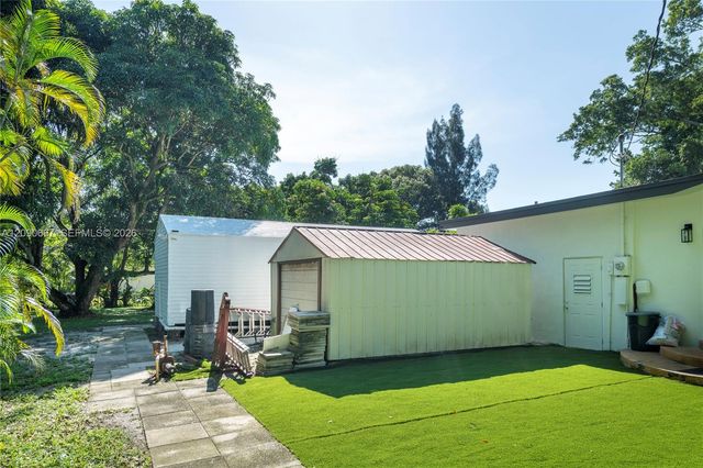 20 N Hibiscus Court, Plantation, FL 33317