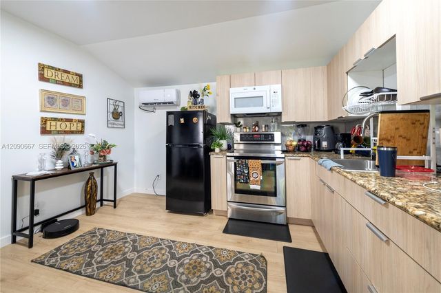 20 N Hibiscus Court, Plantation, FL 33317