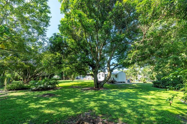 20 N Hibiscus Court, Plantation, FL 33317
