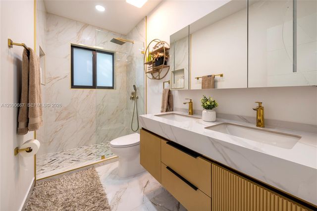 20 N Hibiscus Court, Plantation, FL 33317