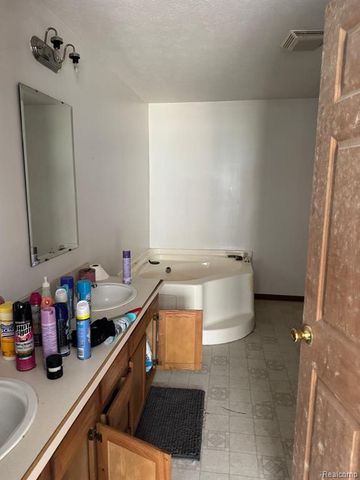 3231 W Hobson Avenue, Flint, MI 48504