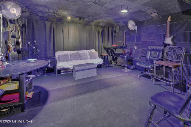 10010 Donau Ln, Louisville, KY 40272